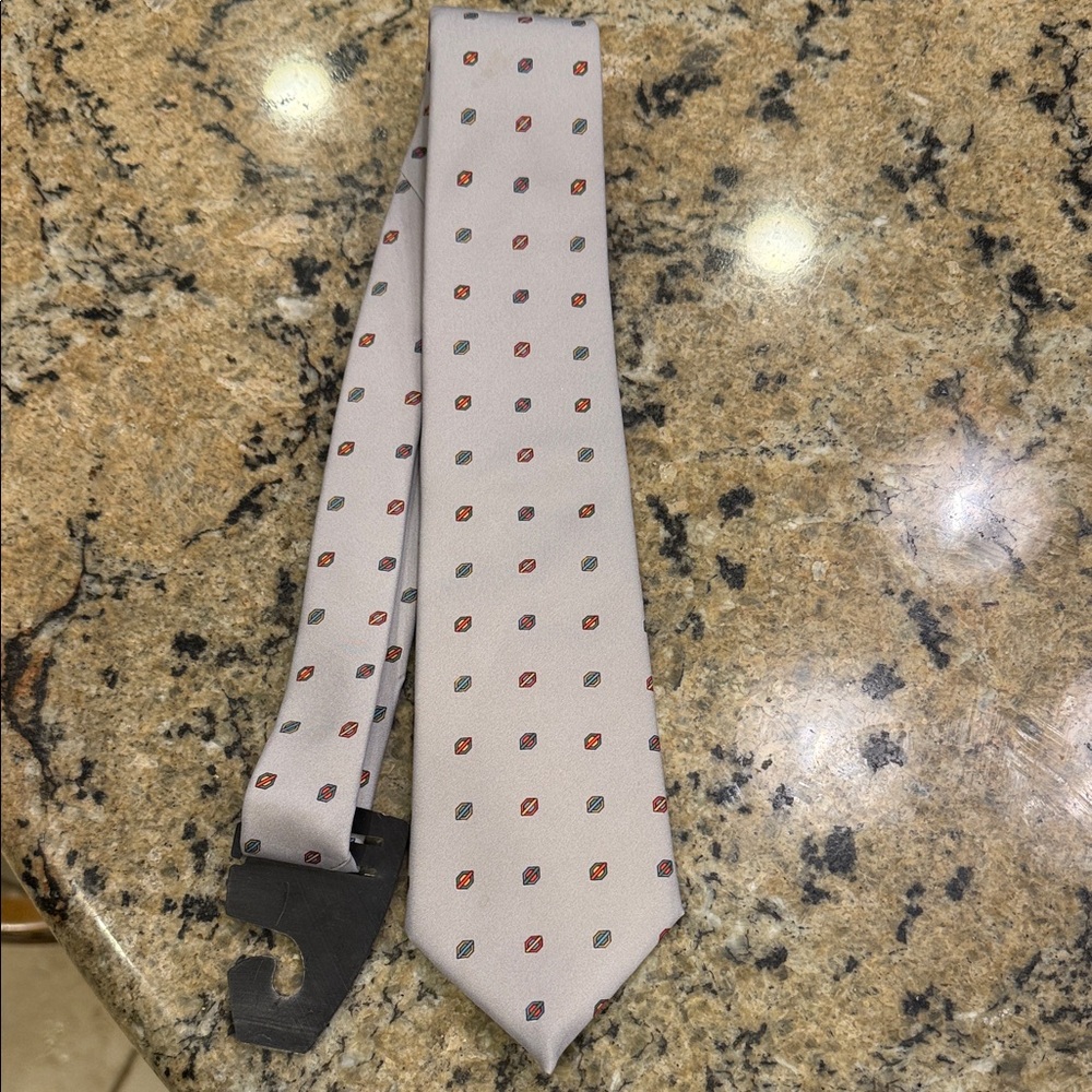 Vintage Giannelli tie light grey color w/repeating geometric pattern hand-sewn